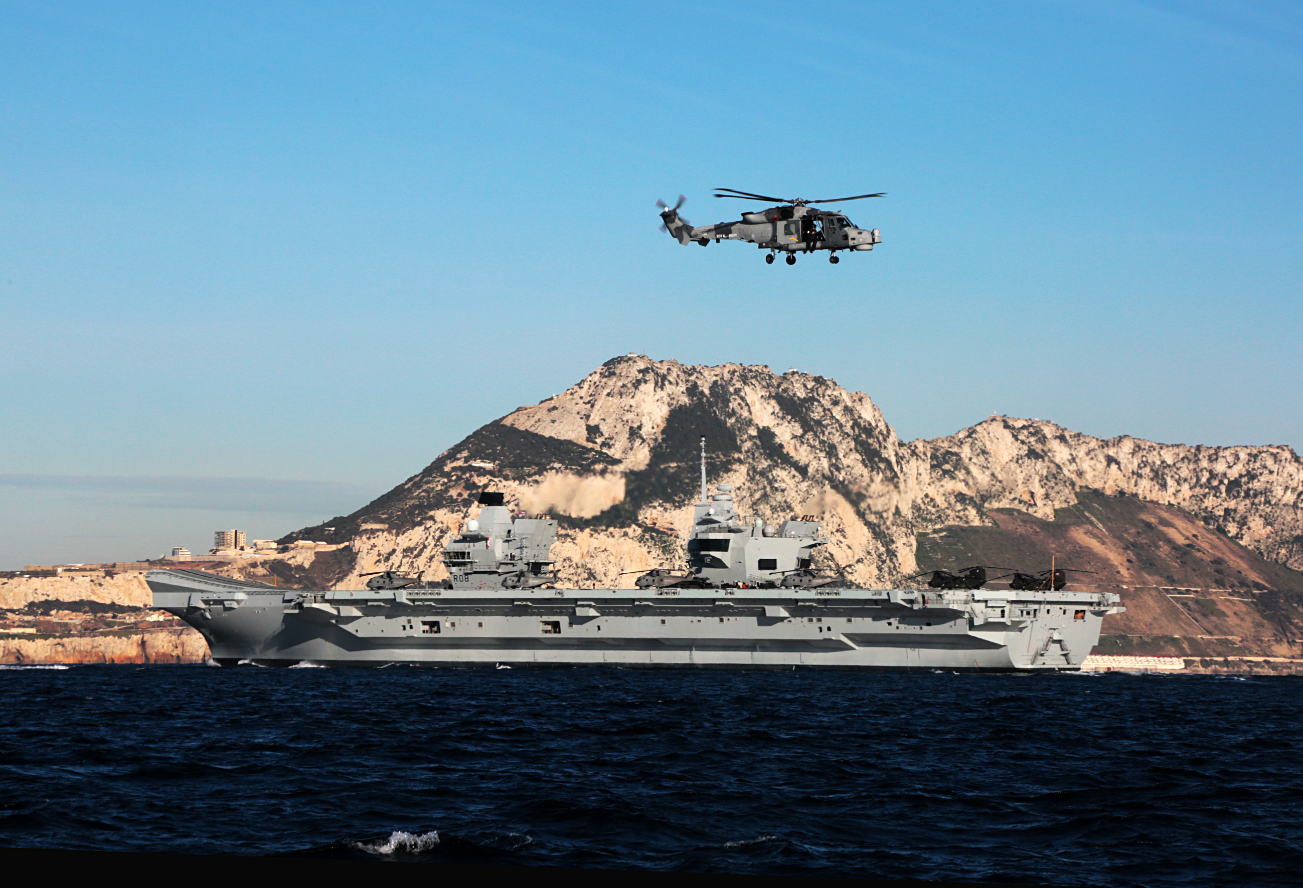 Portaaviones HMS Queen Elizabeth llegando a Gibraltar. Imagen tomada desde uno de los buques de apoyo (via Royal Navy) (15).jpg